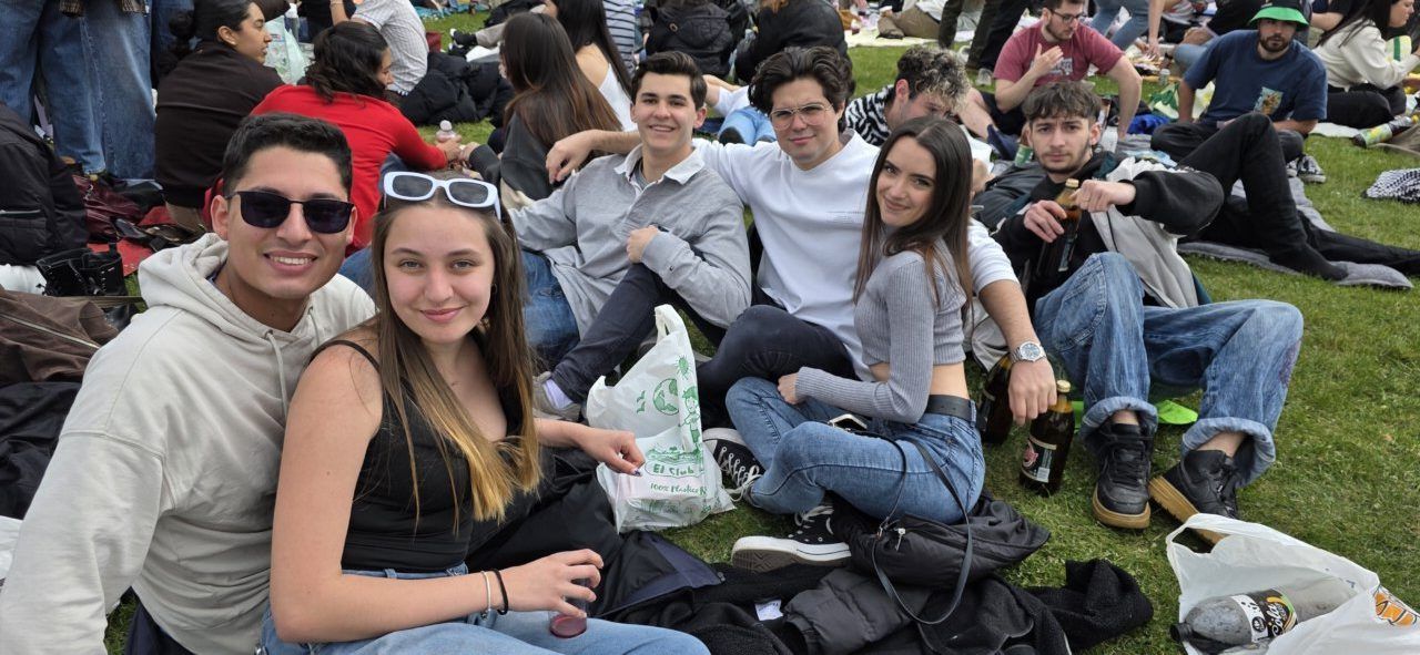 Grupo de jóvenes disfrutando del Lunes de Aguas en Salamanca