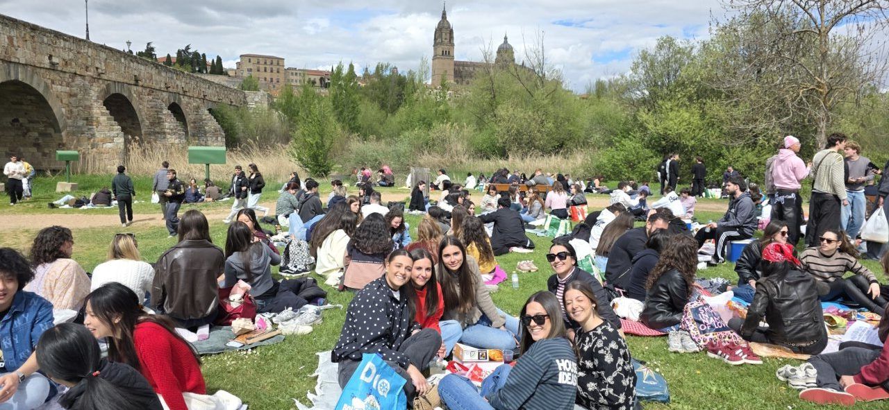 Grupo de personas disfrutando del Lunes de Aguas en Salamanca con hornazo