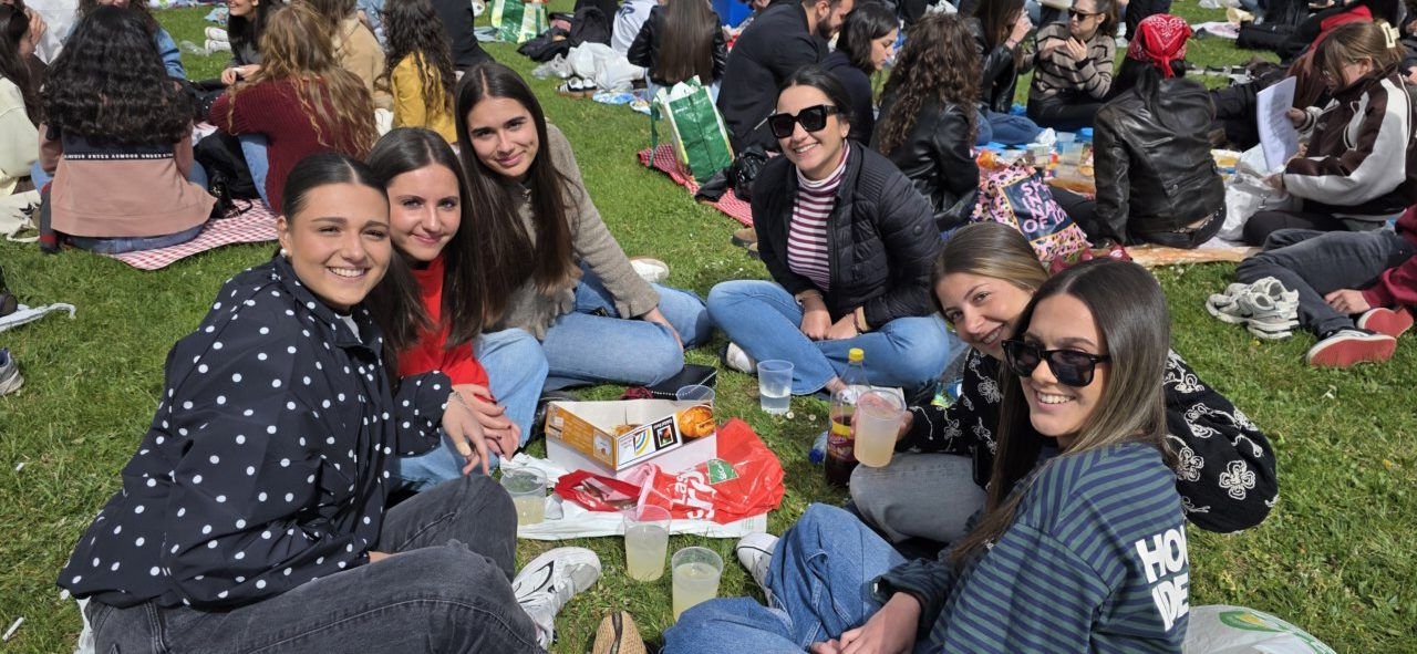 Grupo de jóvenes disfrutando del Lunes de Aguas en Salamanca con comida y bebida
