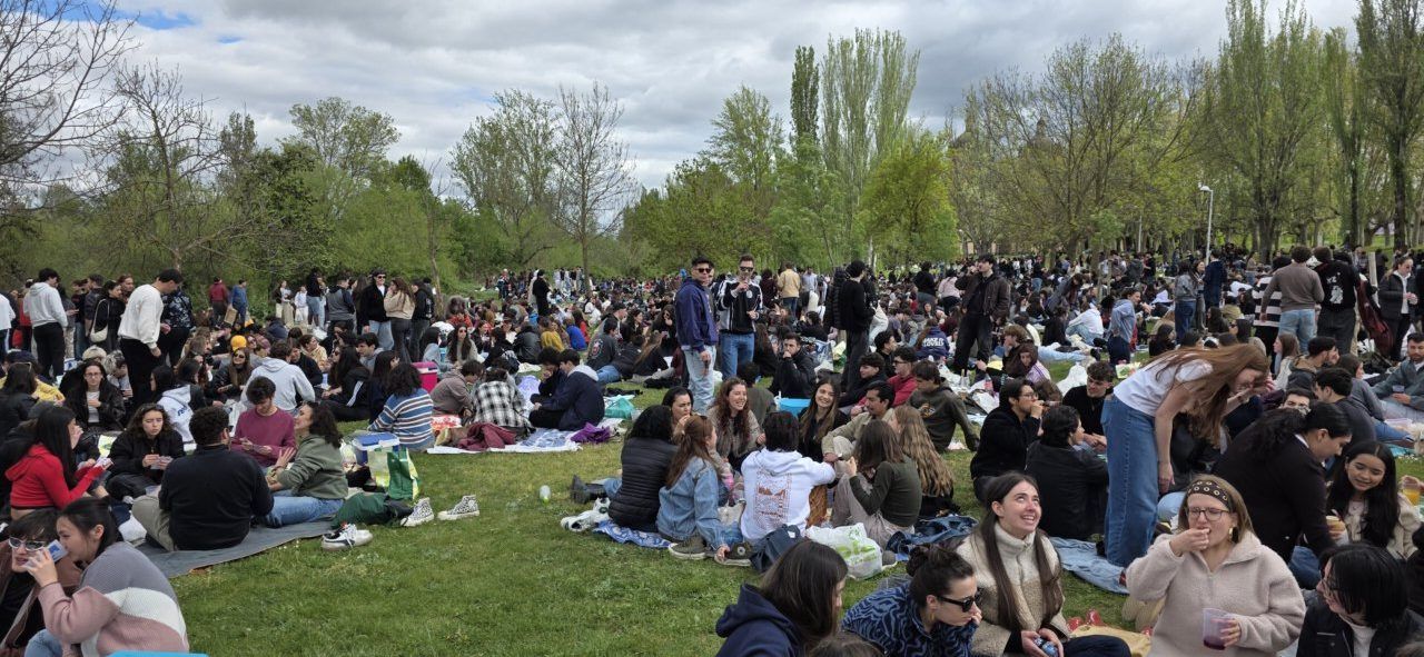 Multitud de personas disfrutando del Lunes de Aguas en Salamanca