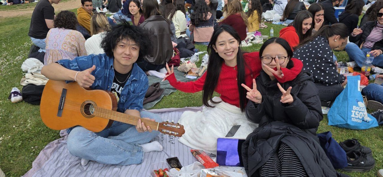 Grupo de amigos disfrutando del Lunes de Aguas en Salamanca con comida y guitarra