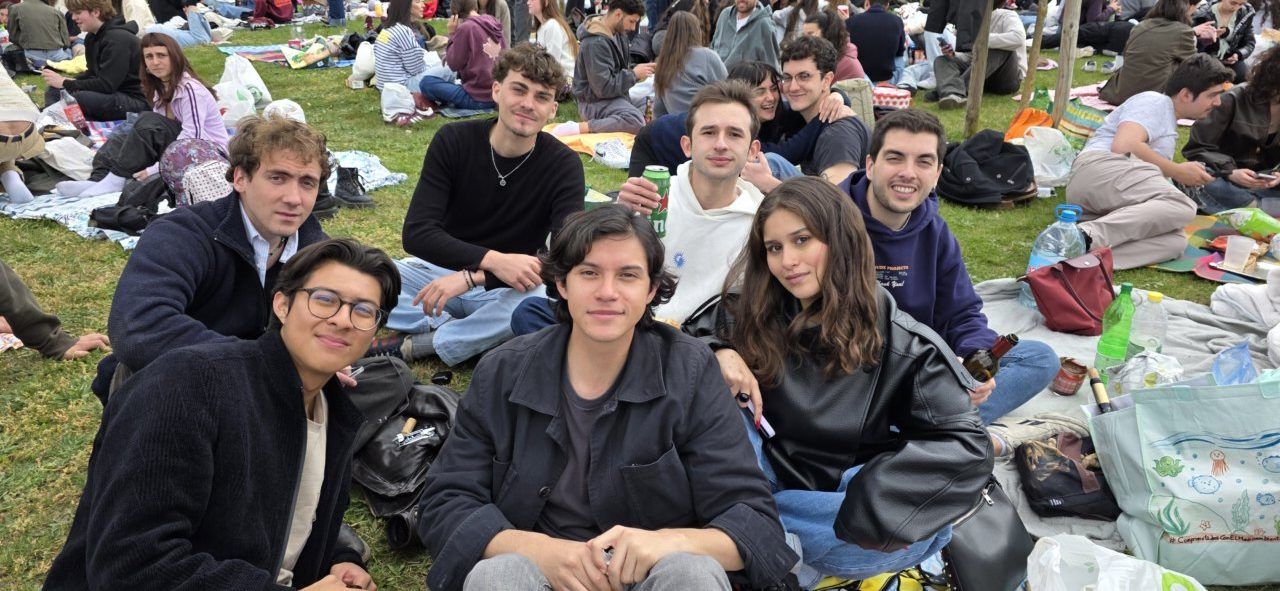 Grupo de jóvenes disfrutando del Lunes de Aguas en Salamanca