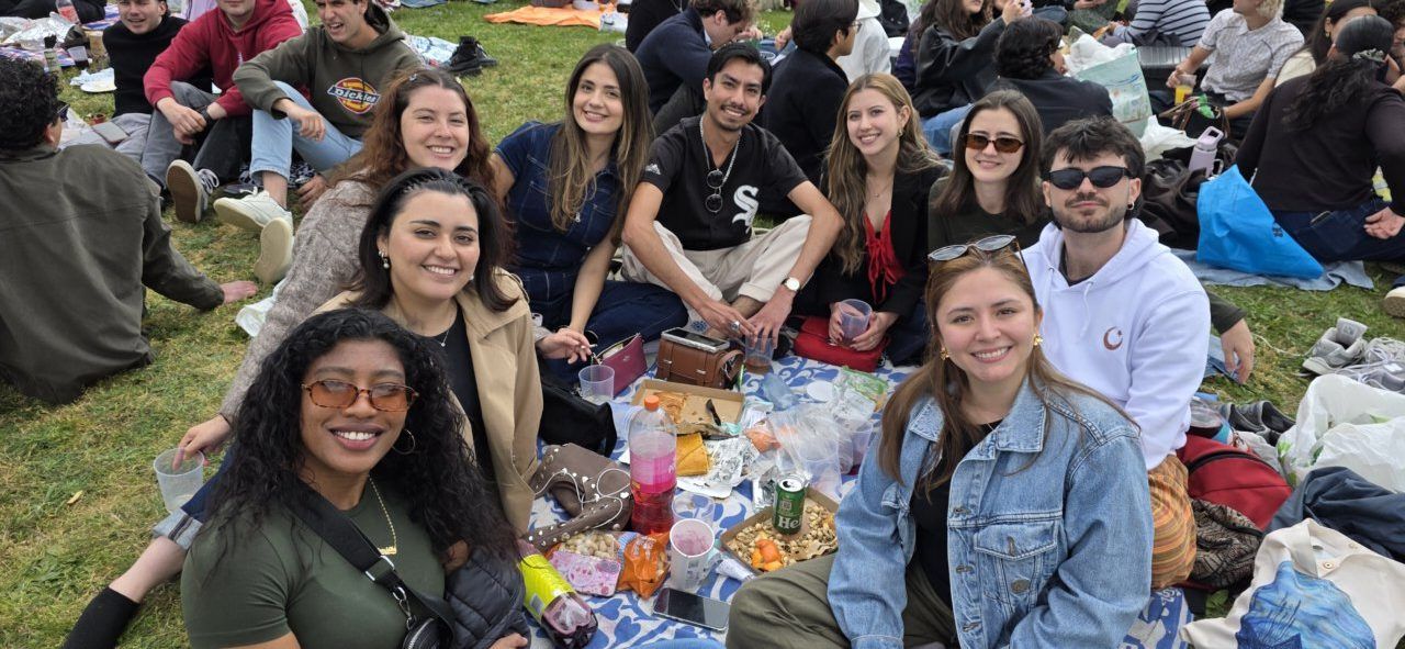 Grupo de amigos disfrutando del Lunes de Aguas en Salamanca con comida y bebida.
