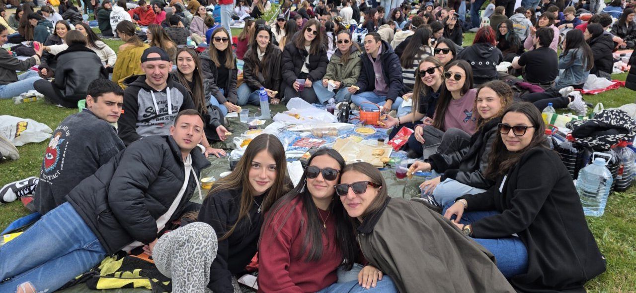 Grupo de jóvenes disfrutando del Lunes de Aguas en Salamanca