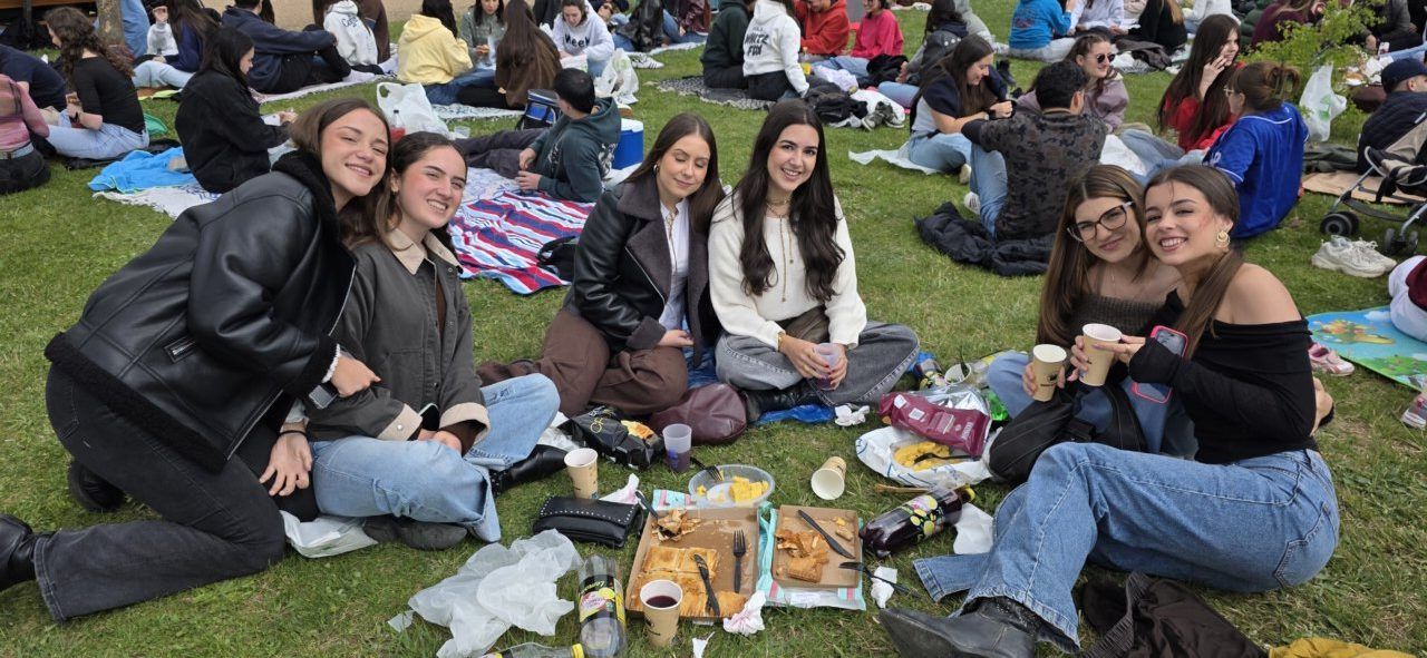Grupo de jóvenes disfrutando del Lunes de Aguas en Salamanca con comida y bebida