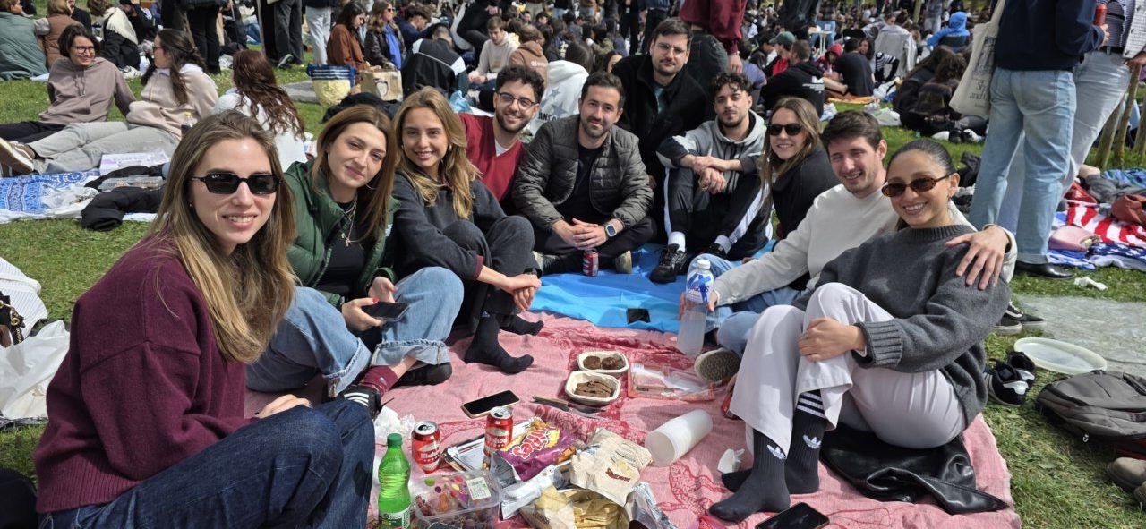 Grupo de amigos disfrutando del Lunes de Aguas en Salamanca