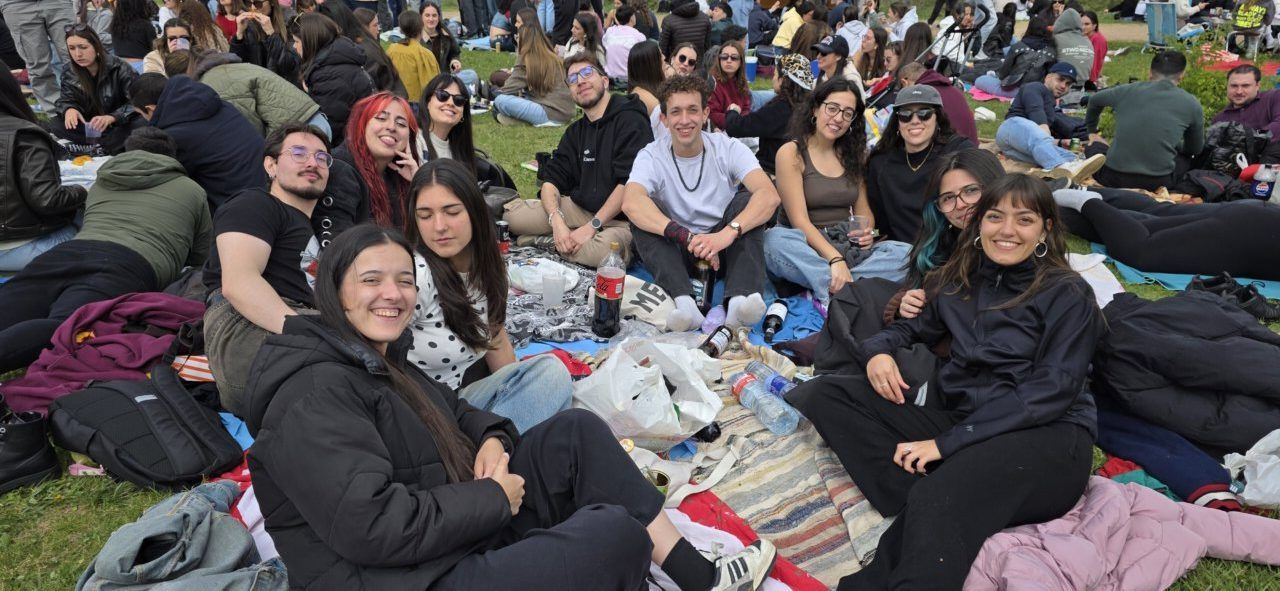 Grupo de amigos disfrutando del Lunes de Aguas en Salamanca