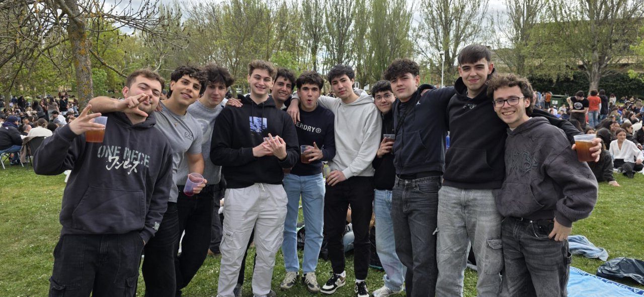 Grupo de amigos celebrando el Lunes de Aguas en Salamanca