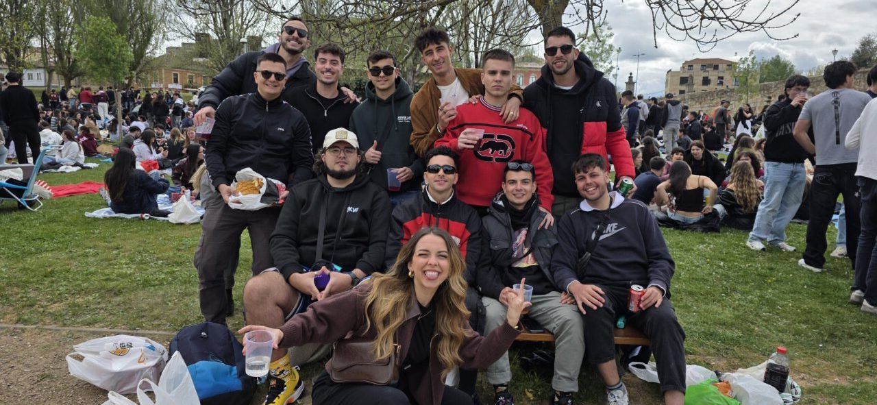Grupo de amigos celebrando el Lunes de Aguas en Salamanca