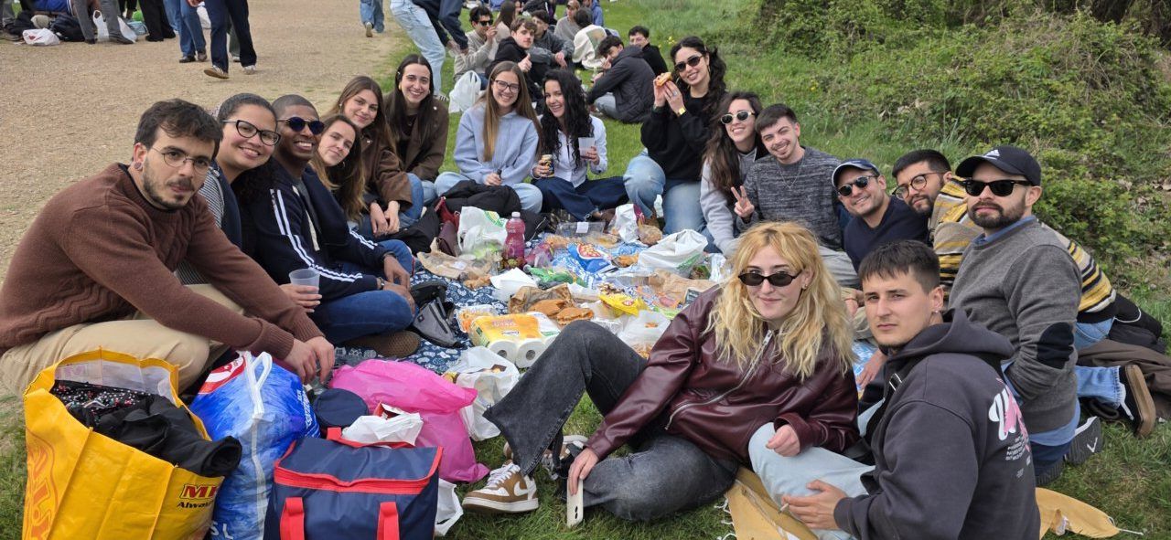 Grupo de amigos disfrutando del Lunes de Aguas en Salamanca con comida y bebida