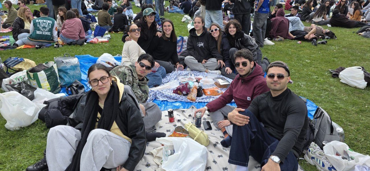 Grupo de personas disfrutando del Lunes de Aguas en Salamanca