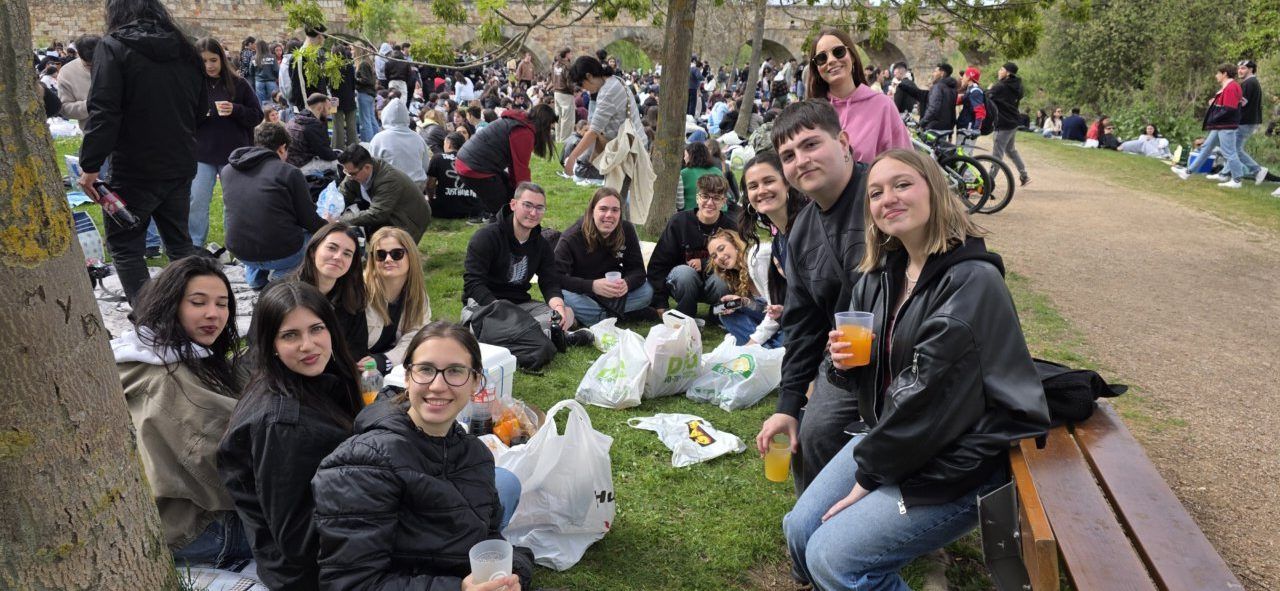 Grupo de jóvenes disfrutando del Lunes de Aguas en Salamanca con bebidas y comida