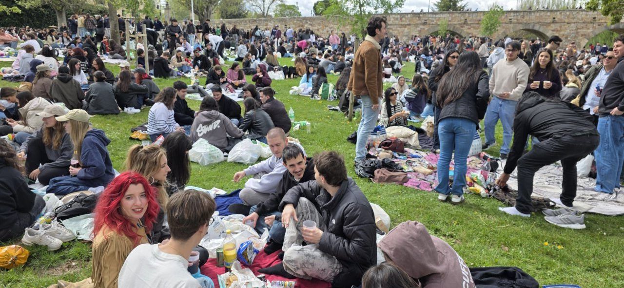Multitud disfrutando del Lunes de Aguas en Salamanca con comida y bebida