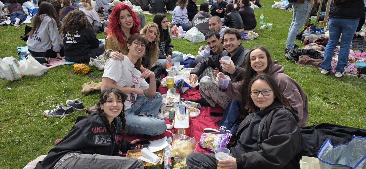 Grupo de amigos disfrutando del Lunes de Aguas en Salamanca con comida y bebida