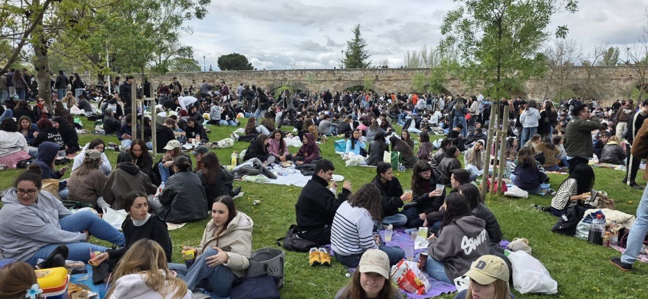 Multitud de personas disfrutando del Lunes de Aguas en Salamanca
