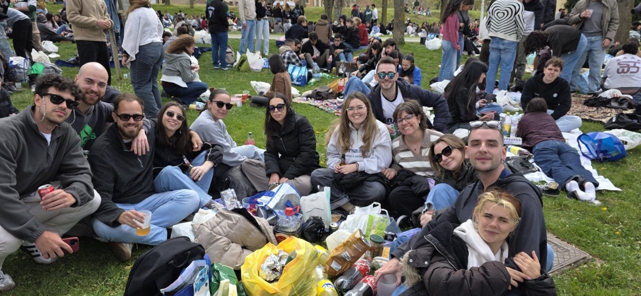 Grupo de amigos disfrutando del Lunes de Aguas en Salamanca con comida y bebida