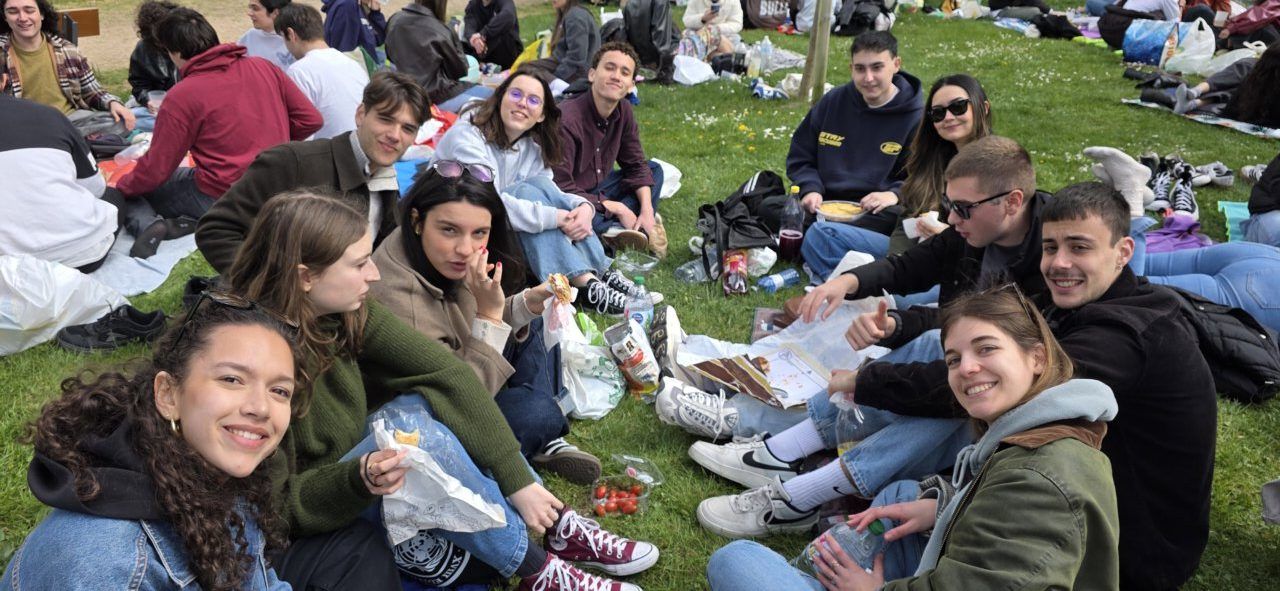 Grupo de jóvenes disfrutando del Lunes de Aguas en Salamanca con comida y risas