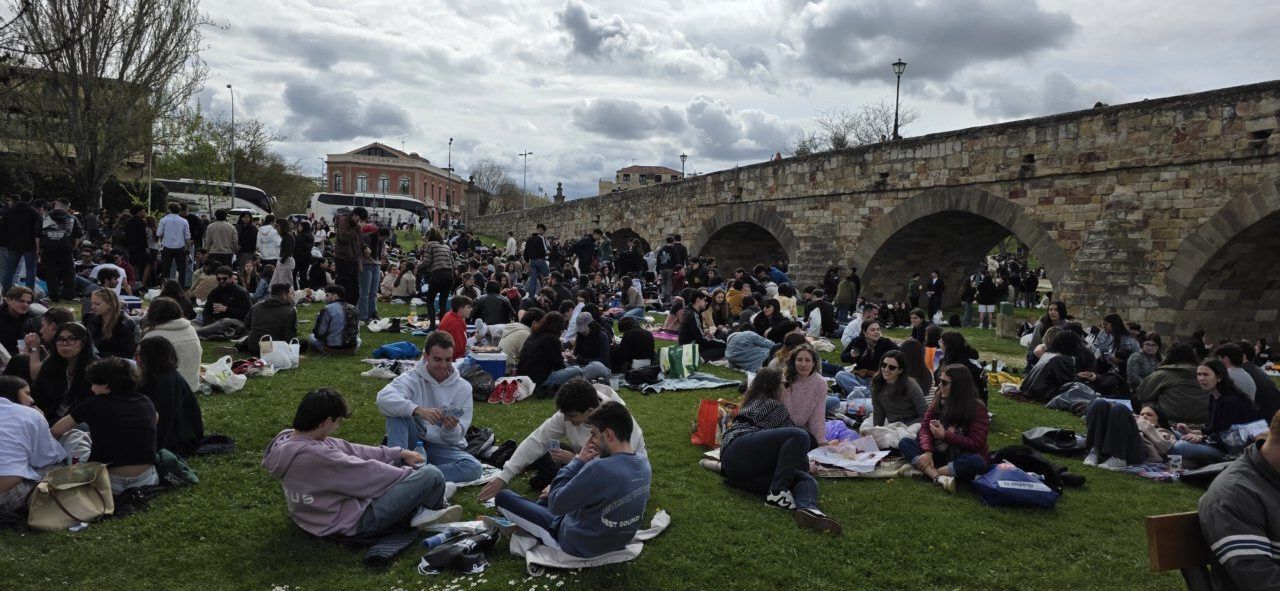 Multitud de personas disfrutando del Lunes de Aguas en Salamanca