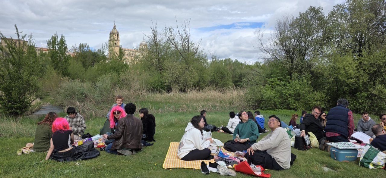 Grupo de personas disfrutando de un picnic durante el Lunes de Aguas en Salamanca