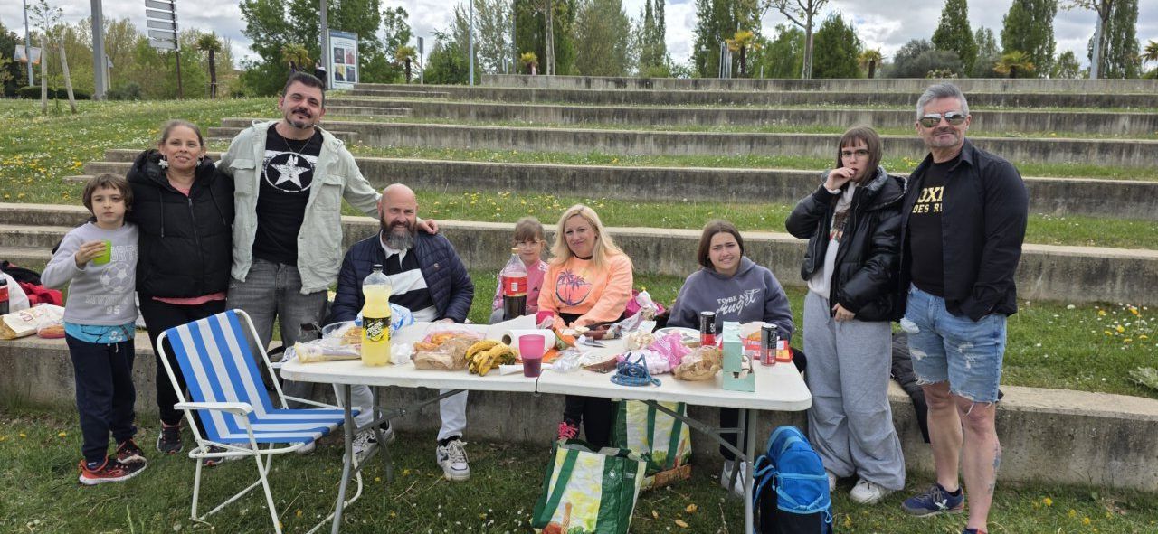 Grupo de personas disfrutando del Lunes de Aguas en Salamanca con comida y bebida