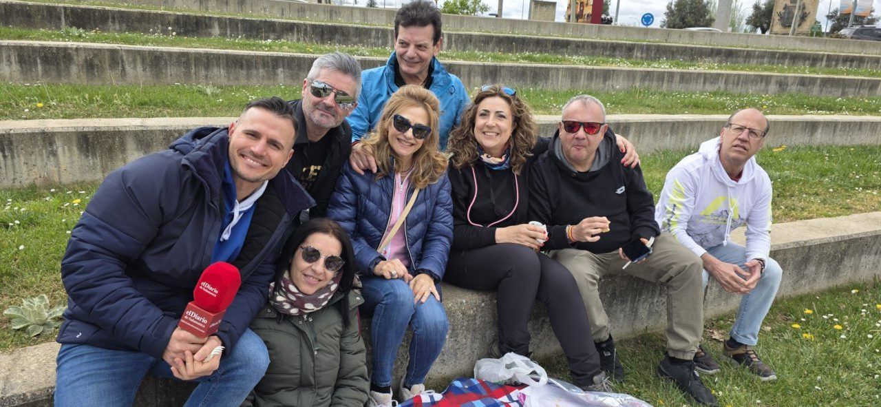 Grupo de personas disfrutando del Lunes de Aguas en Salamanca
