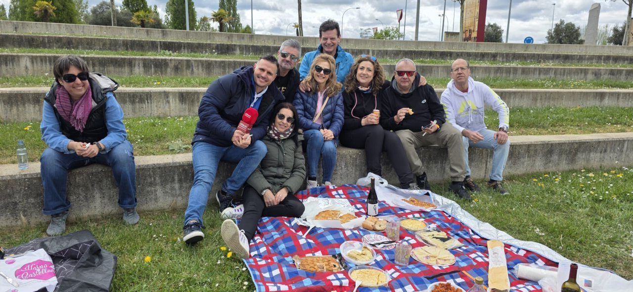 Grupo de personas disfrutando de un picnic durante el Lunes de Aguas en Salamanca.
