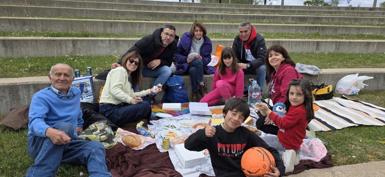 Grupo de personas disfrutando un picnic durante el Lunes de Aguas en Salamanca