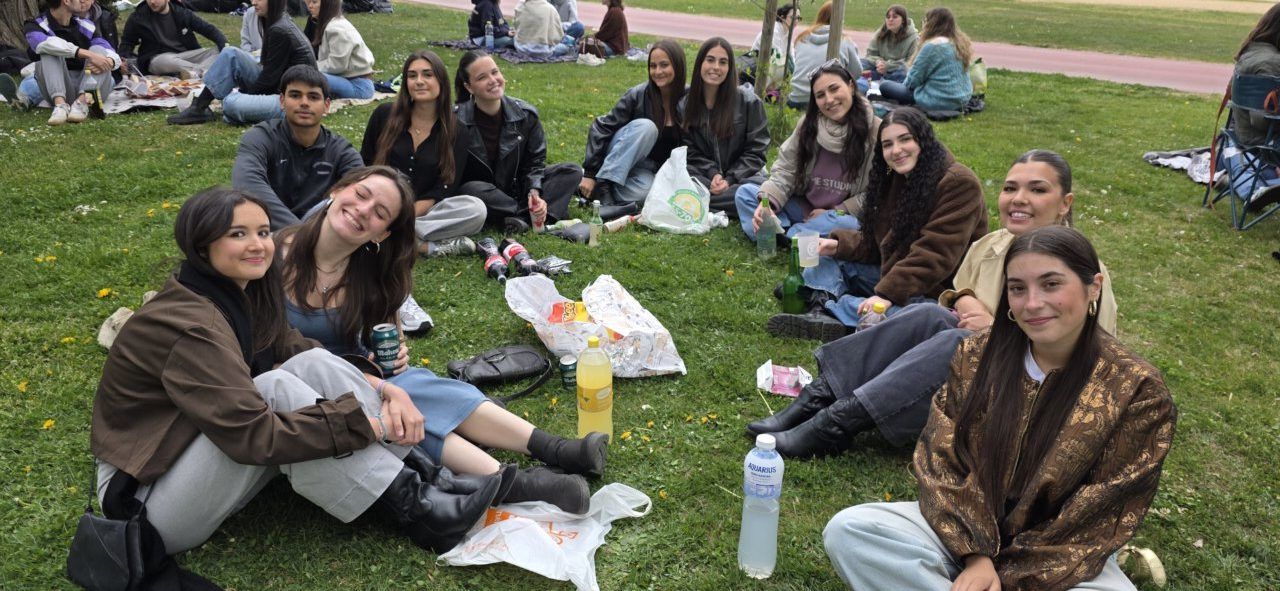 Grupo de jóvenes disfrutando del Lunes de Aguas en Salamanca