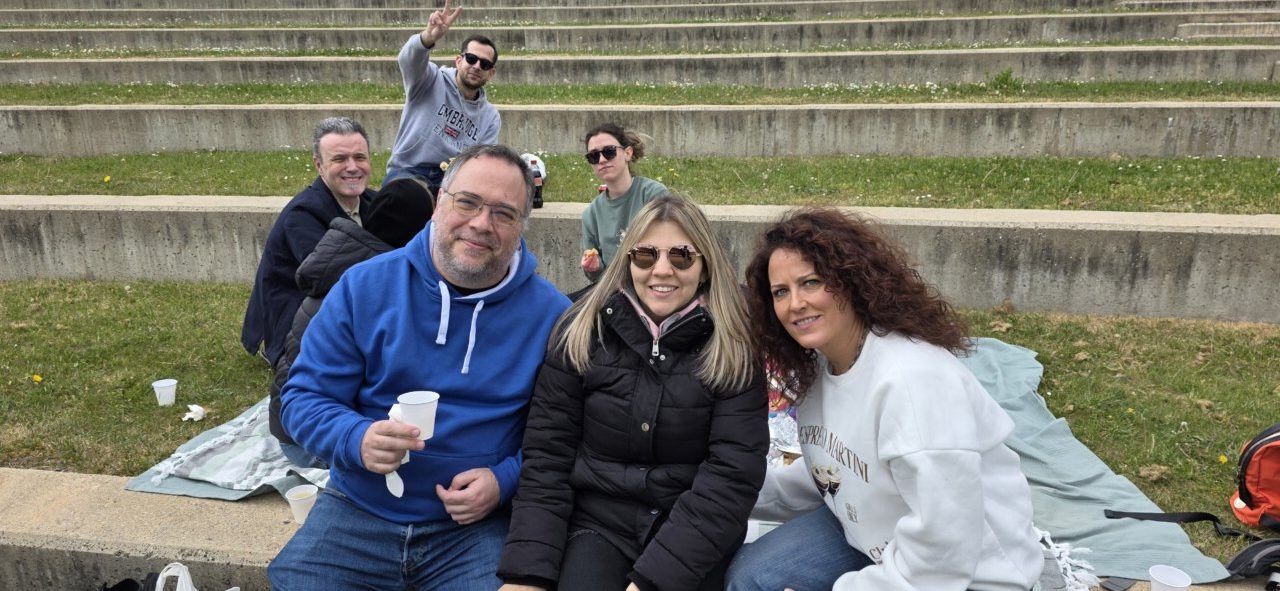 Grupo de amigos disfrutando del Lunes de Aguas en Salamanca