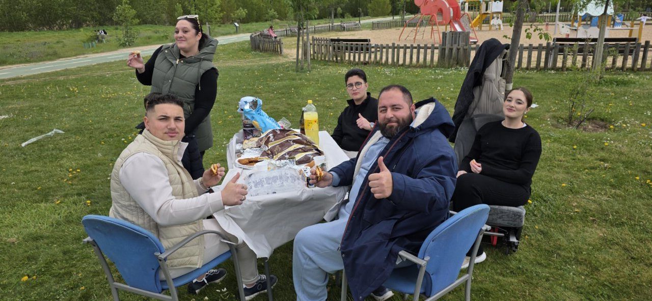 Grupo de personas disfrutando del Lunes de Aguas en Salamanca con comida típica.