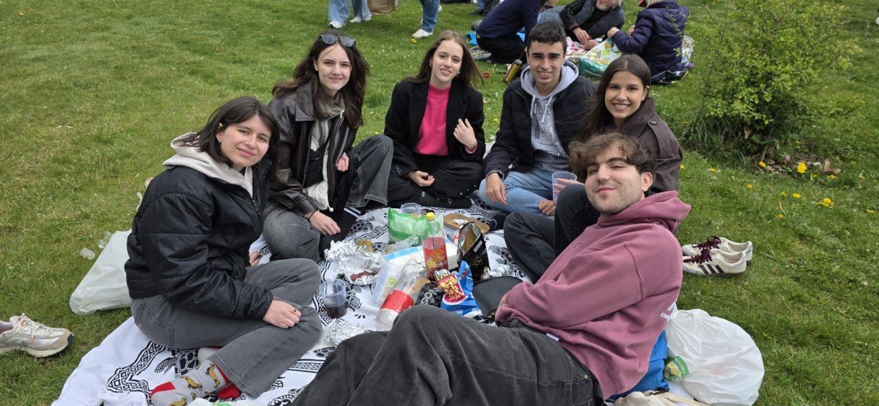Grupo de amigos disfrutando del Lunes de Aguas en Salamanca con comida y bebida