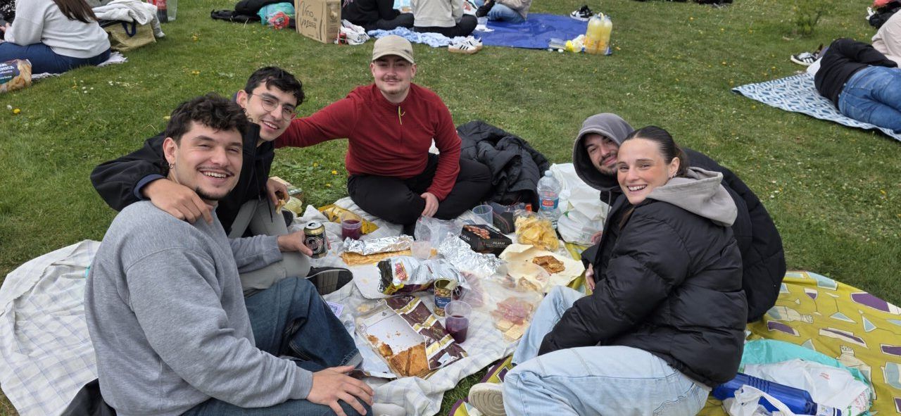 Grupo de amigos disfrutando del Lunes de Aguas en Salamanca con comida y bebida