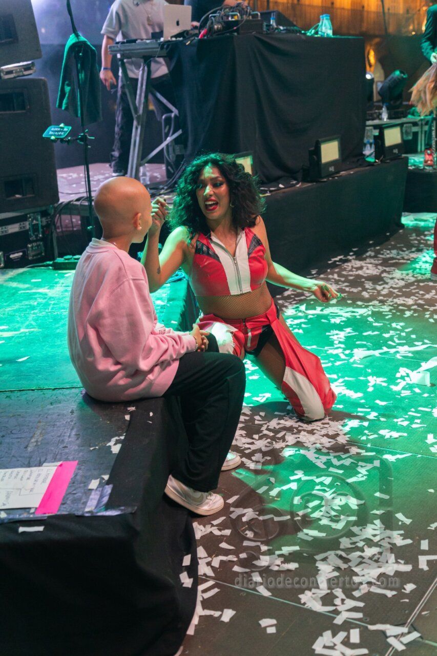 María Caamaño disfrutando de un concierto de Omar Montes en Salamanca