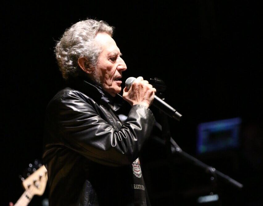 Miguel Ríos cantando en el Palacio de Congresos de Salamanca durante su gira.