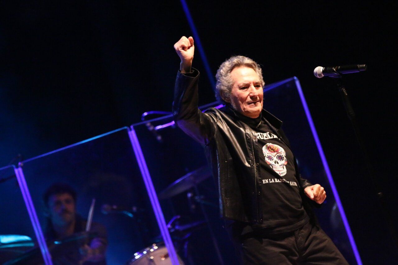 Miguel Ríos actuando en el Palacio de Congresos de Salamanca durante su gira.