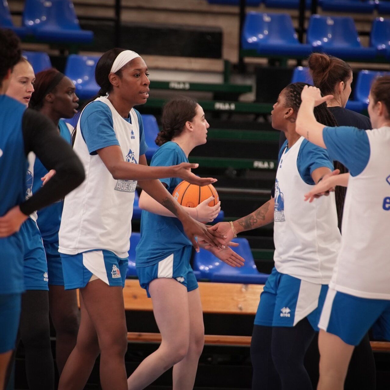 Jugadoras de Perfumerías Avenida durante un entrenamiento de baloncesto