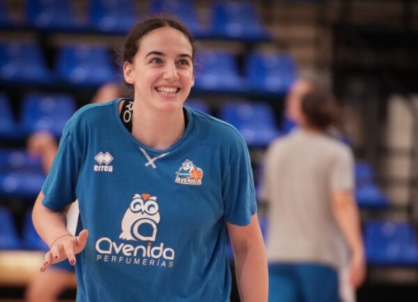 Jugadora de Perfumerías Avenida sonriente durante un entrenamiento