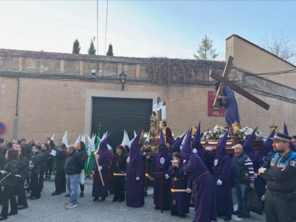 Participantes en la Procesión del Santo Entierro en Alba de Tormes