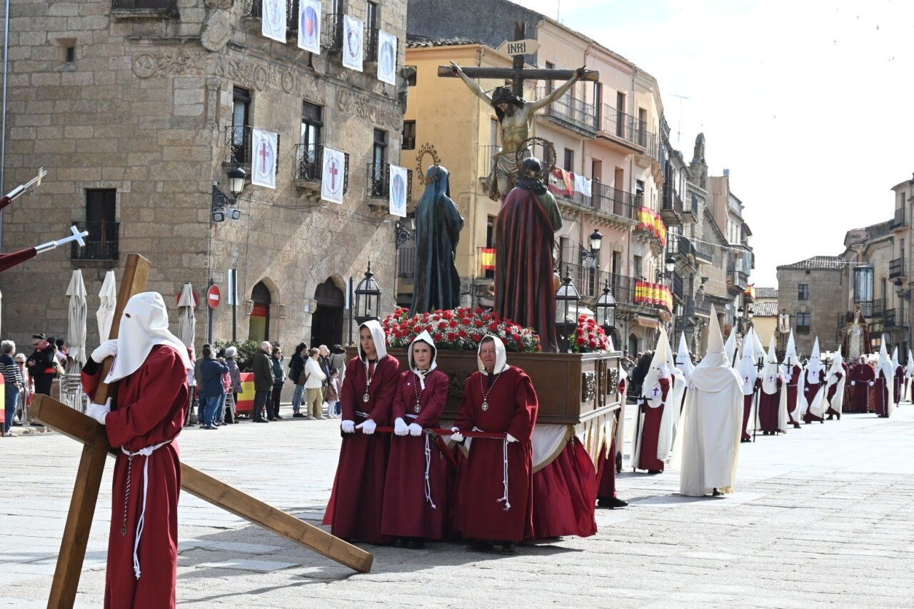 Participantes en la procesión de la Santa Cruz en Ciudad Rodrigo
