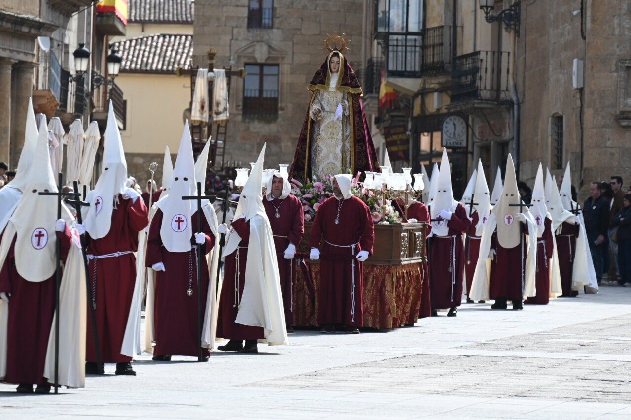 Participantes en la procesión de la Santa Cruz en Ciudad Rodrigo