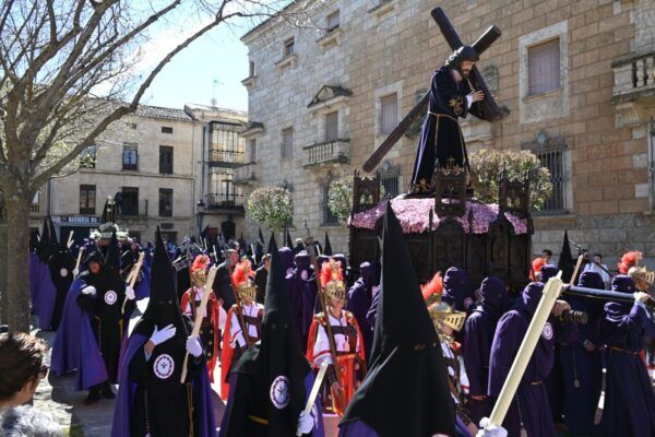 Procesión de Semana Santa en Ciudad Rodrigo con cofrades y un paso religioso.