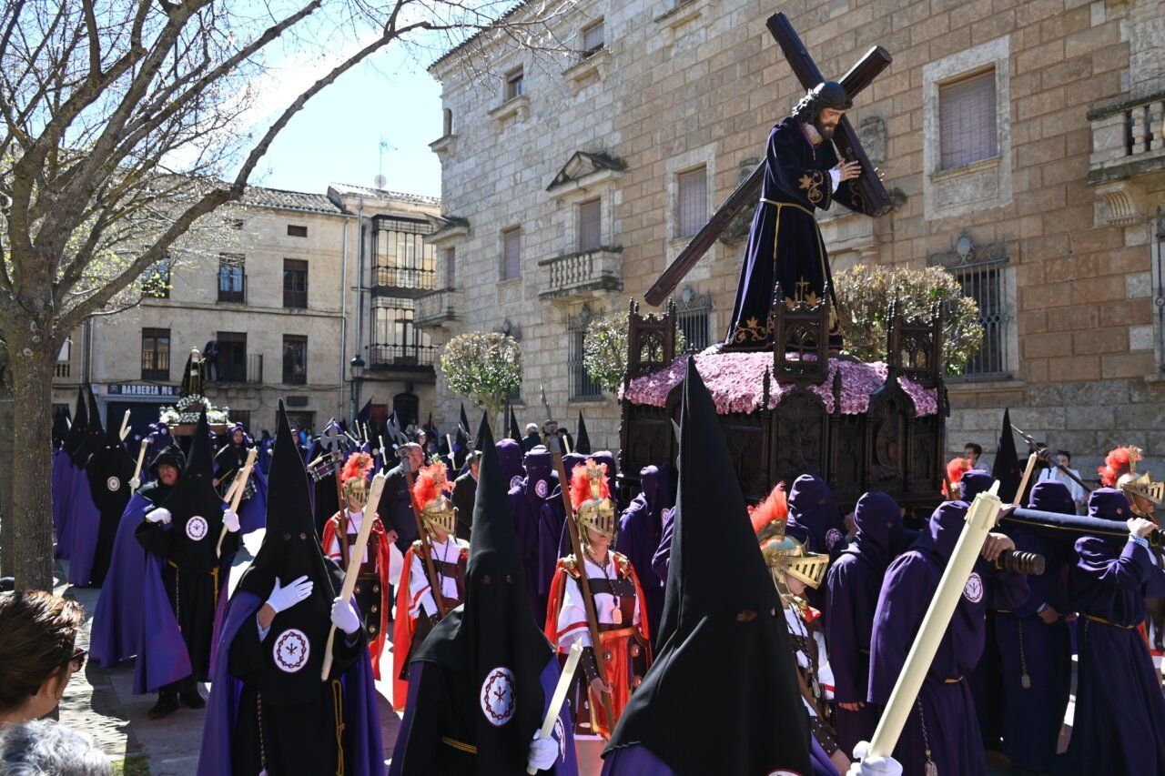 Procesión de Semana Santa en Ciudad Rodrigo con cofrades y un paso religioso.