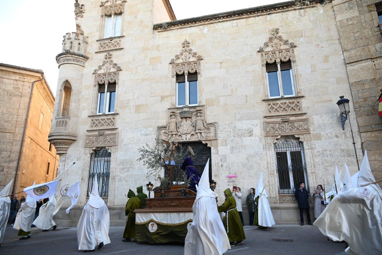 Procesión de Semana Santa en Ciudad Rodrigo con cofrades y catedral de fondo