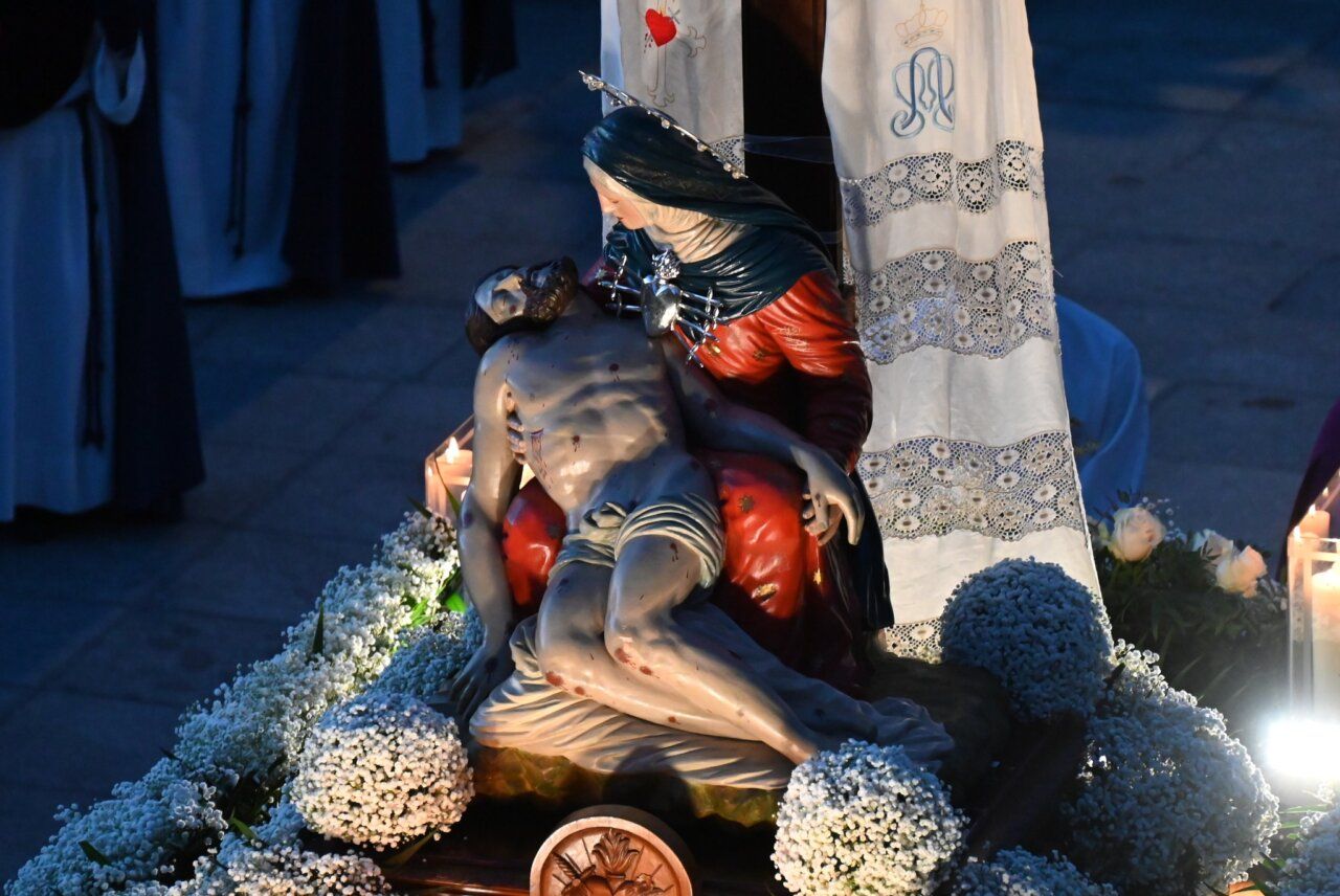 Escultura de la Virgen María sosteniendo a Jesús en la Semana Santa de Ciudad Rodrigo