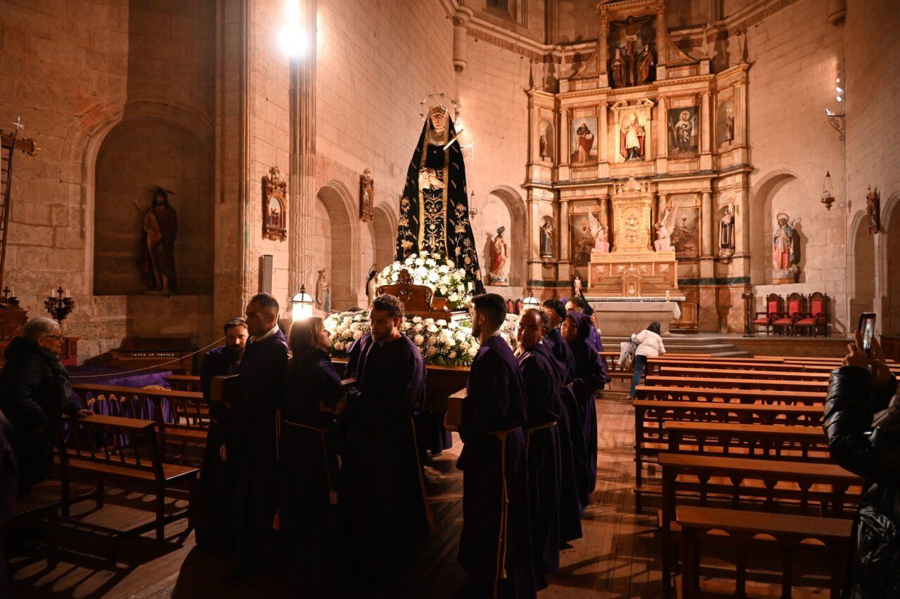 Cofrades en la Semana Santa 2026 de Ciudad Rodrigo en la iglesia