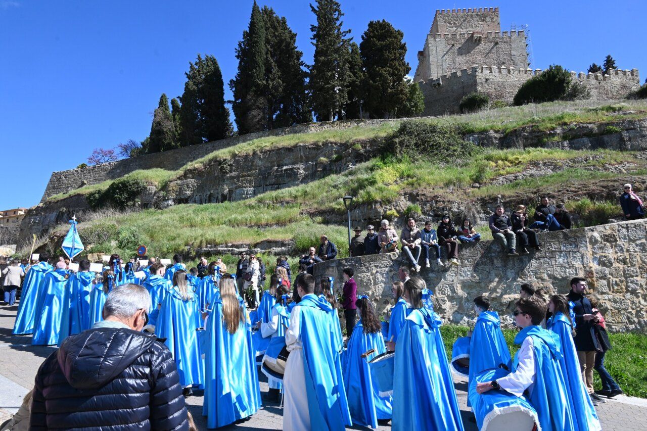 Participantes de la Semana Santa 2026 en Ciudad Rodrigo con capas azules