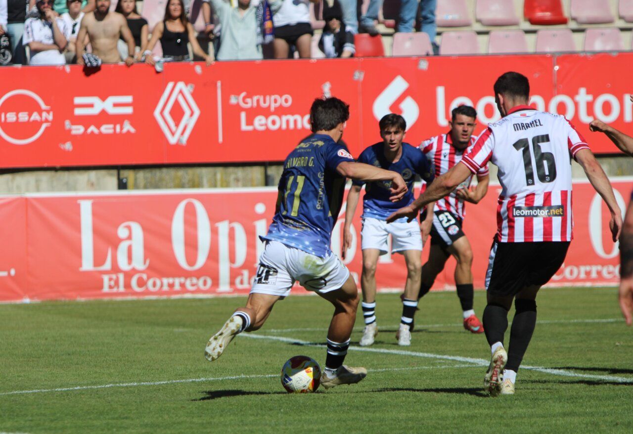 Jugadores de Unionistas CF en acción durante el derbi contra Zamora CF