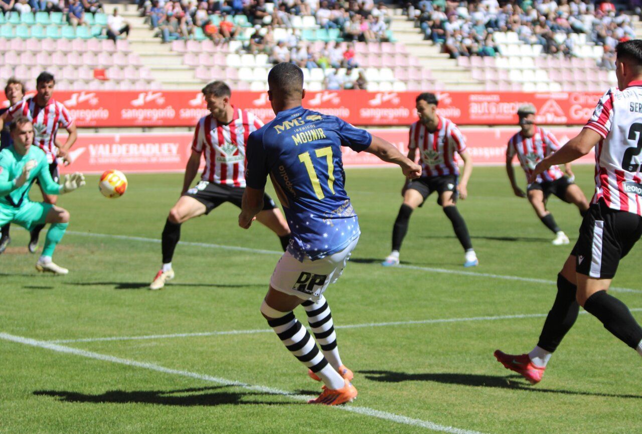Jugadores del Unionistas CF en un partido contra el Zamora CF
