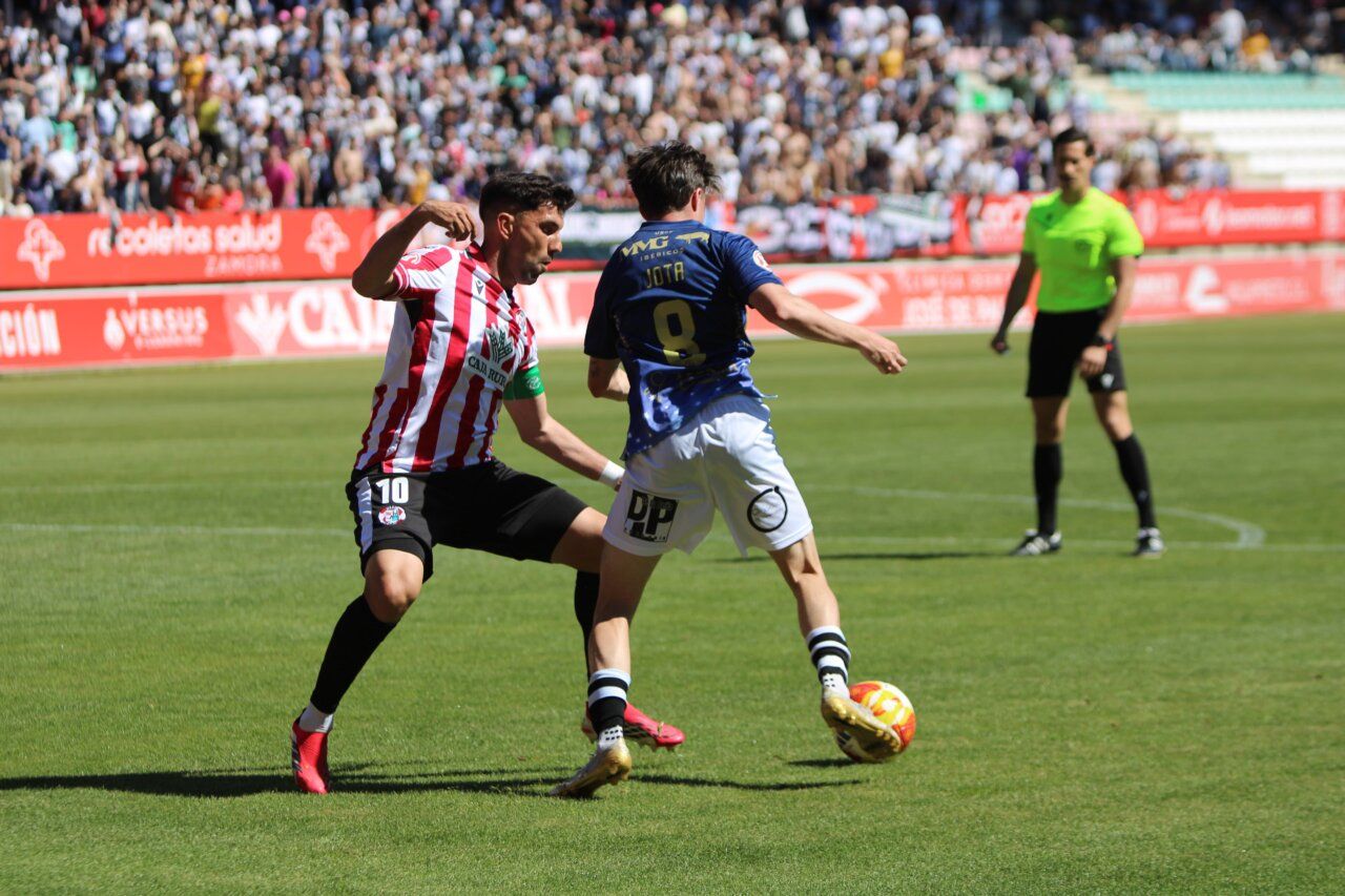 Jugadores del Unionistas CF y Zamora CF en un partido de fútbol