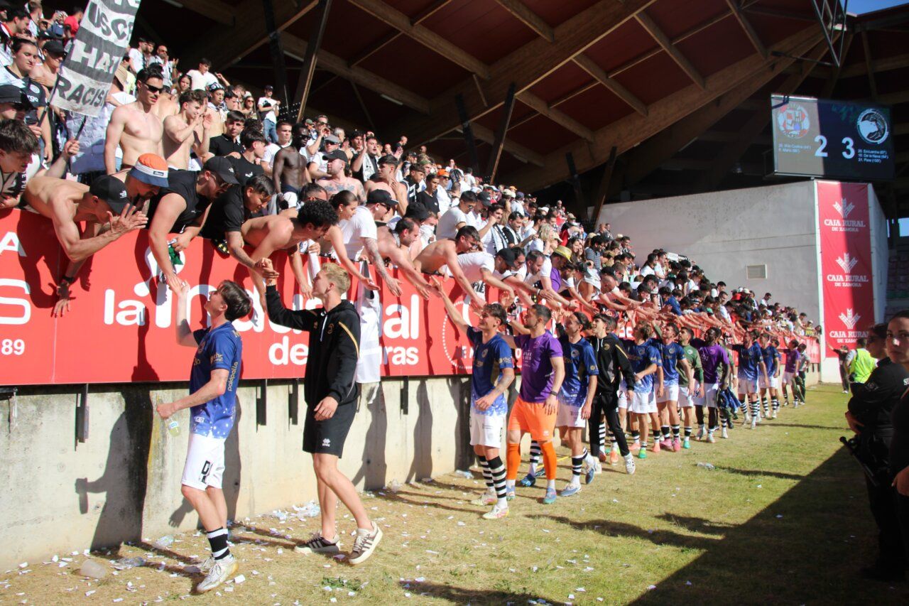 Jugadores de Unionistas CF celebrando con la afición tras el partido en Zamora